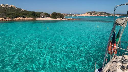Kristallklares Meer an der Nordostküste Sardiniens