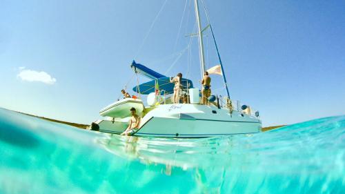 Ragazzi a bordo di un catamarano nelle acque cristalline della Sardegna