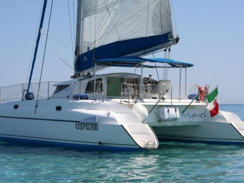 Primo piano catamarano nell'Arcipelago di La Maddalena