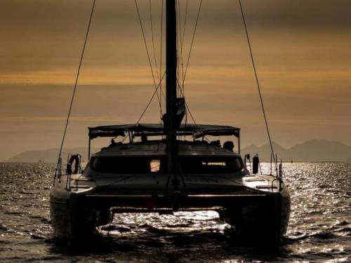 Catamarano al tramonto nell'Arcipelago di La Maddalena