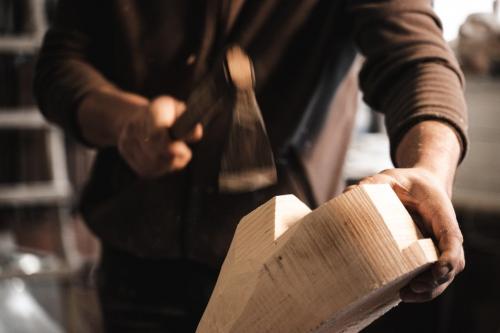 Handwerker arbeiten Holz in einer Werkstatt in Mamoiada