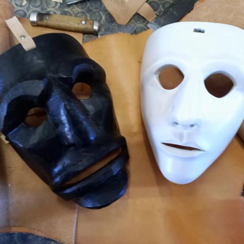 Máscaras de la tradición sarda creadas a mano por un artesano en Mamoiada