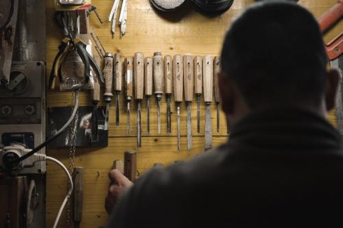 Utensili per la creazione delle maschere a Mamoiada