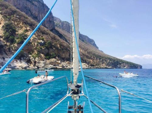 Segeln mit dem Segelboot im Golf von Orosei während der täglichen Exkursion