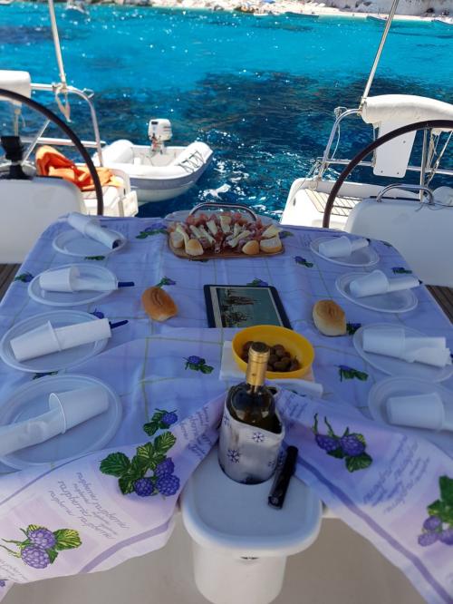 Mittagessen an Bord eines Segelbootes im Golf von Orosei