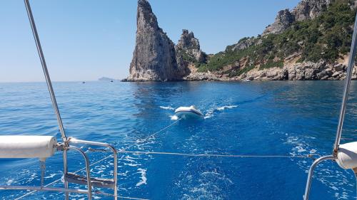 Tender à Cala Goloritzè lors d’une excursion quotidienne en voilier