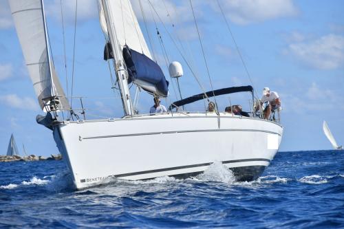 Velero navega en el Golfo de Orosei durante la excursión diaria
