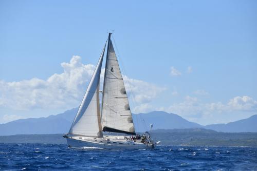 Segeln mit dem Segelboot im Golf von Orosei während der täglichen Exkursion