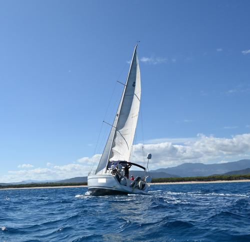 Velero navega en el Golfo de Orosei durante la excursión diaria