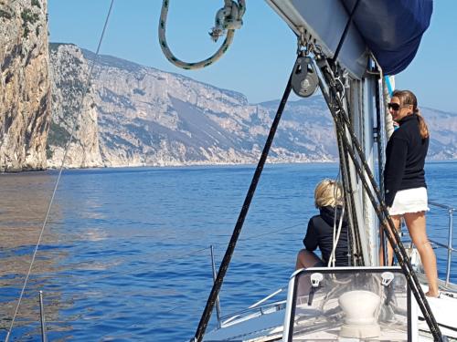 Excursionistas a bordo de un velero en el Golfo de Orosei