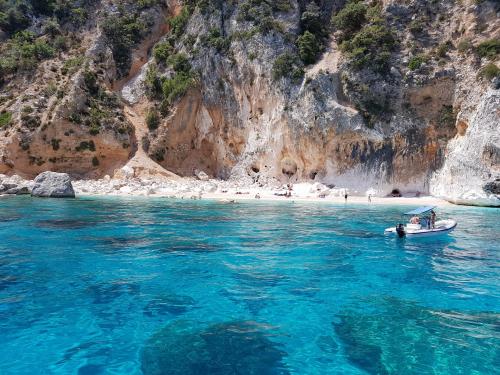 Magnífico mar del Golfo de Orosei durante excursión en velero
