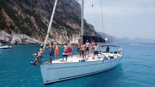 excursionistas durante una excursión al Golfo de Orosei desde Arbatax