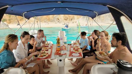 participantes en la excursión durante el viaje en velero por el Golfo de Orosei