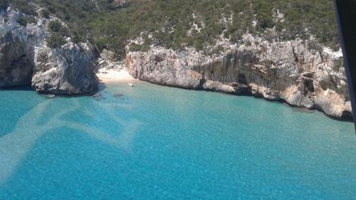 cala visitada durante la excursión en velero por el Golfo de Orosei