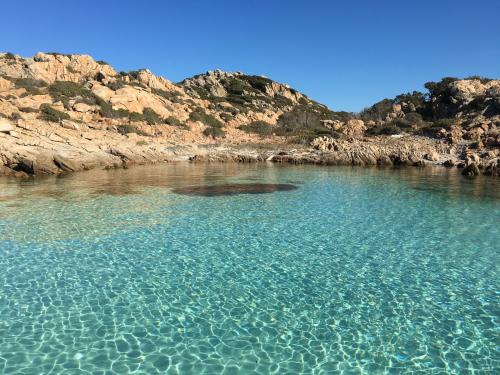 <p>Transparentes Wasser im Archipel von La Maddalena</p>