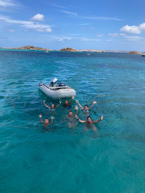 <p>Wanderer bei Katamarantouren im Archipel von La Maddalena mit Beiboot, um die Strände zu erreichen</p>