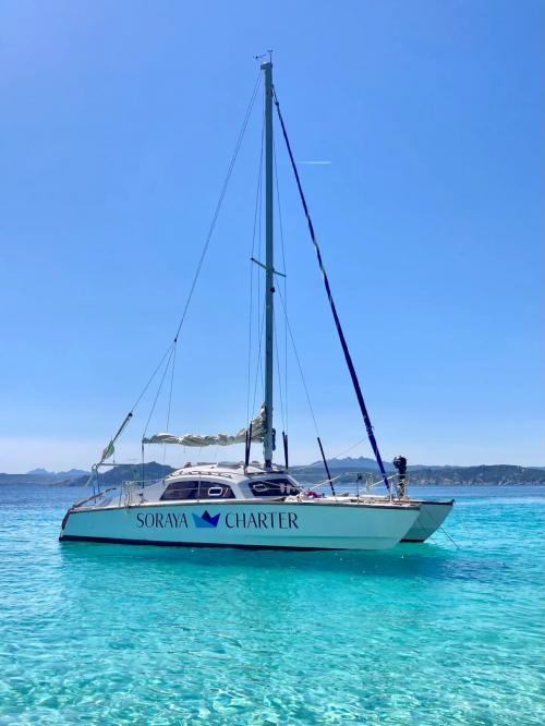 La Maddalena Archipel und Katamaran während der täglichen Tour mit Mittagessen