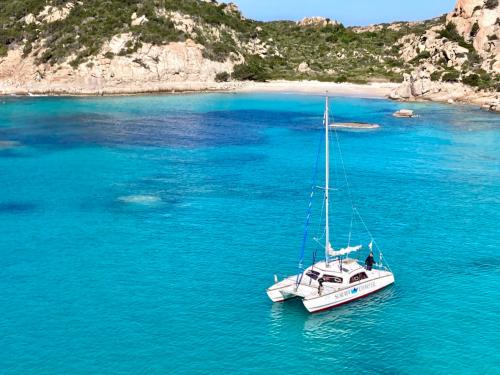 <p>Archipiélago de La Maddalena y catamarán durante el tour diario</p>