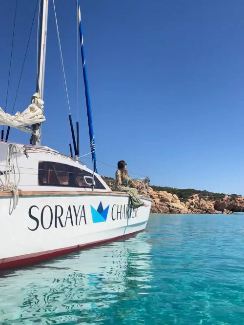 Escursionista a bordo di un catamarano nell'Arcipelago di La Madalena