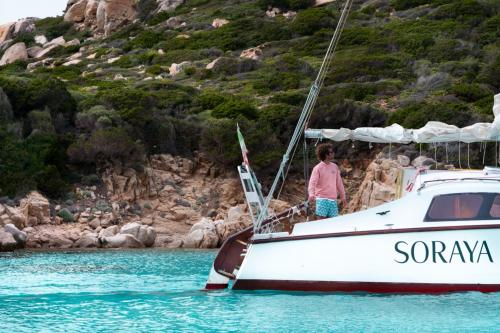 <p>Skipper and catamaran during tour in the Archipelago of La Maddalena</p>
