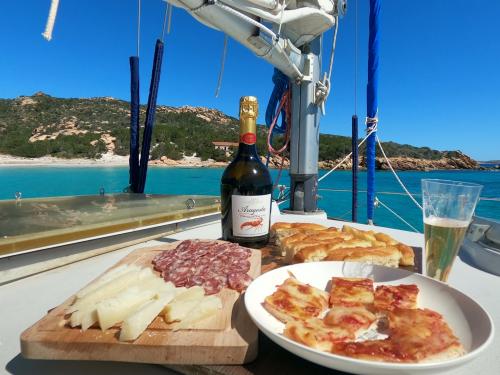 <p>Apéritif sarde servi à bord d’un catamaran dans l’archipel de la Maddalena</p>