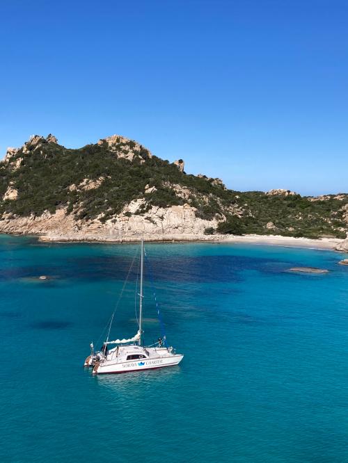 <p>Catamarán en las aguas azules del Archipiélago de La Maddalena</p>