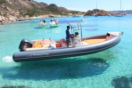 <p>Skipper auf einem Beiboot während einer exklusiven Tour im Archipel von La Maddalena</p><p><br></p>