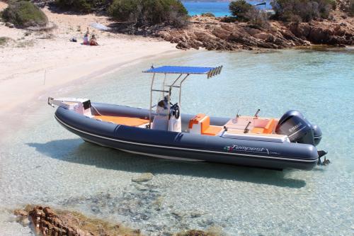 Ausflug an Bord eines Schlauchbootes zwischen den Inseln des Archipels von La Maddalena oder Korsika