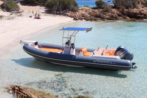 Excursión a bordo de una balsa entre las islas del Archipiélago de La Maddalena o Córcega