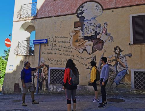 Guía con excursionistas para descubrir los murales de Orgosolo