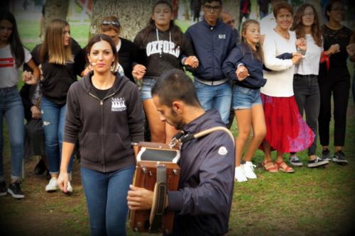 Unterricht mit qualifiziertem Lehrer während des traditionellen sardischen Tanzworkshops in Nuoro