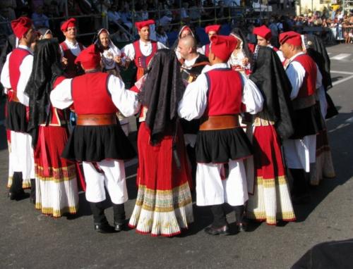 Danses traditionnelles de la Sardaigne avec des vêtements typiques