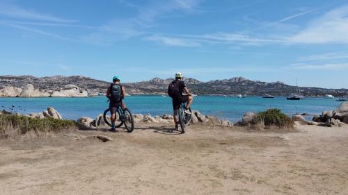 Bike excursion with the possibility to snorkel between the waters of the Archipelago of La Maddalena and Caprera