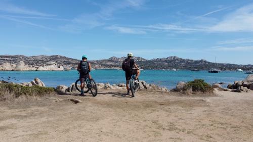 Fahrradausflug mit der Möglichkeit zwischen den Gewässern des Archipels von La Maddalena und Caprera zu schnorcheln