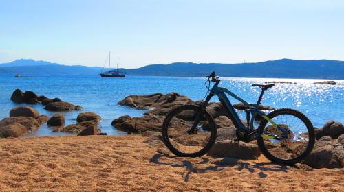 Excursión en bicicleta con posibilidad de hacer snorkel entre las aguas del archipiélago de La Maddalena y Caprera