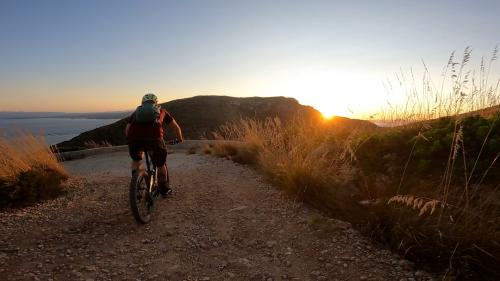 <p>Wandern während der Tagestour in Capo Figari mit dem E-Bike</p><p><br></p>