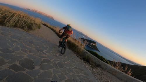 <p>Wandern während der Tagestour in Capo Figari mit dem E-Bike</p><p><br></p>