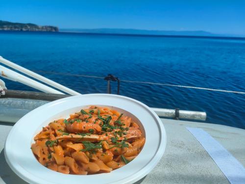 Pranzo servito a bordo di una barca a vela nel Golfo di Alghero