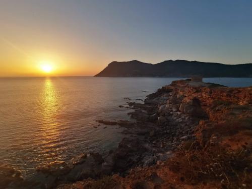 <p>Coucher de soleil avec vue sur la mer dans le territoire de Porto Ferro</p><p><br></p>