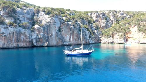 Barca a vela naviga nel Golfo di Alghero