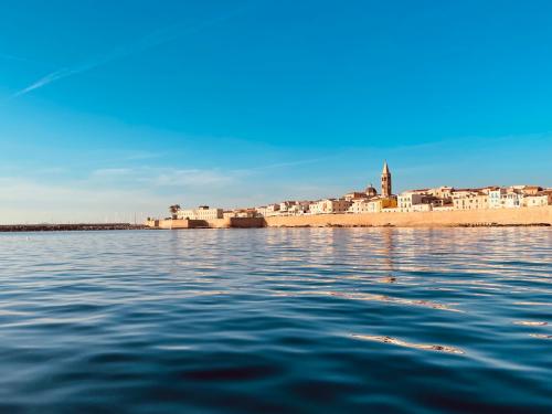 Panoramica Alghero alla sera da una barca a vela