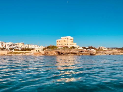 Città di Alghero, vista lungomare da una barca a vela