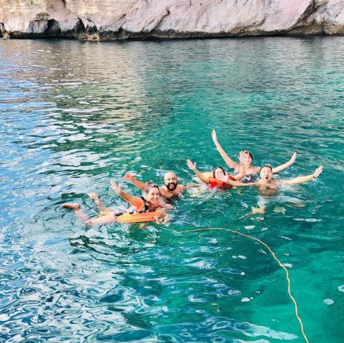Gruppe von Freunden schwimmen im Meer von Cagliari