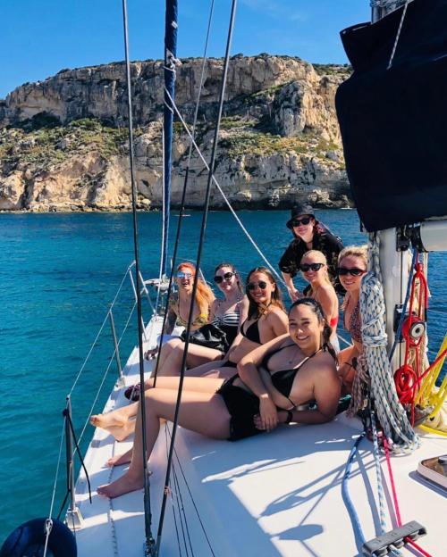 Gruppo di amici in barca a vela a Cagliari