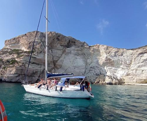 Barca a vela naviga nel Golfo di Cagliari