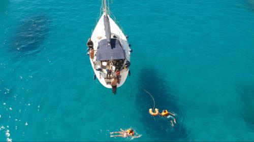Foto drone barca a vela nel mare di Cagliari