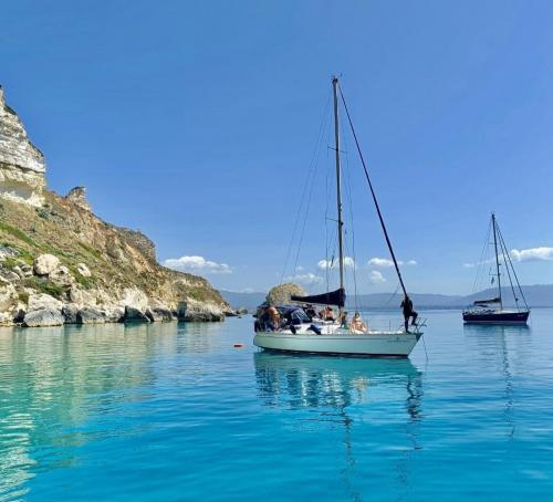 Barca a vela sulla costa di Cagliari