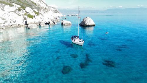 Foto drone barca a vela nel mare di Cagliari