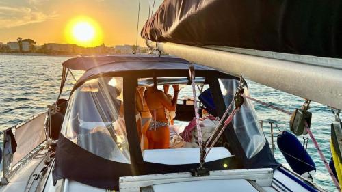 Bootsfahrt bei Sonnenuntergang auf dem Golf von Cagliari