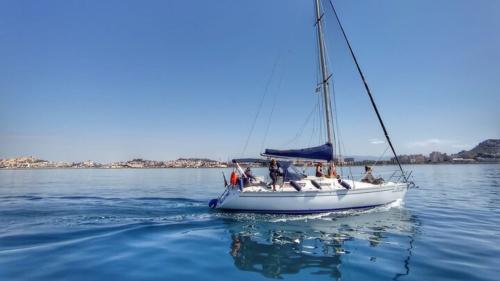 Segeln mit dem Segelboot im Meer von Cagliari